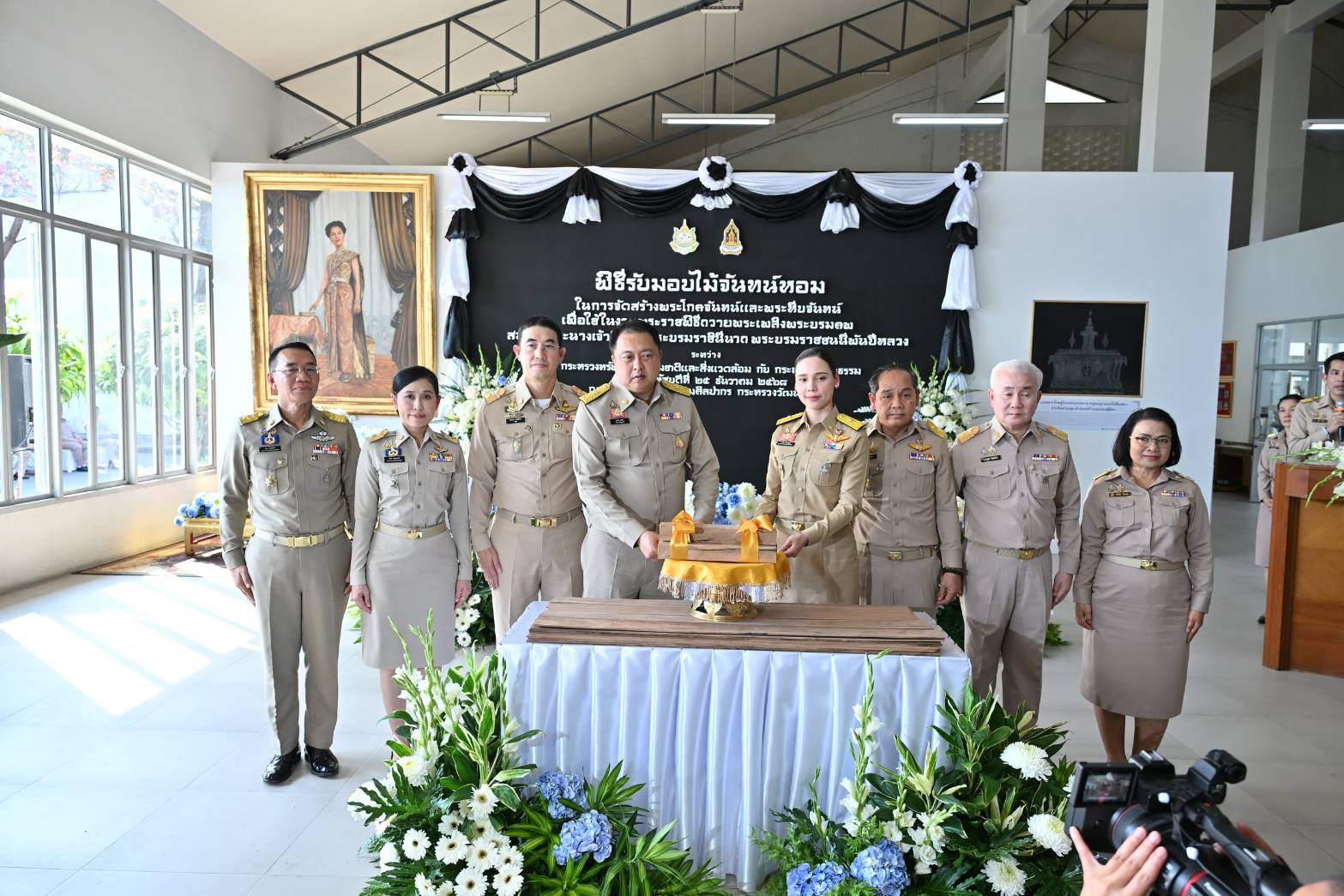 กระทรวงทรัพยากรธรรมชาติและสิ่งแวดล้อม ส่งมอบไม้จันทน์หอม ให้กับกระทรวงวัฒนธรรม ณ สำนักช่างสิบหมู่ จังหวัดนครปฐม ในการจัดสร้างพระโกศจันทน์และพระหีบจันทน์