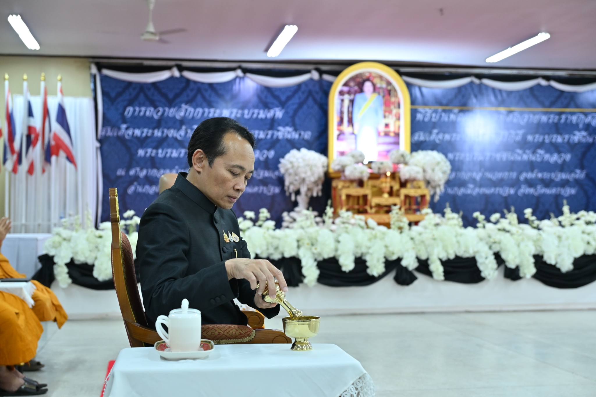 รองผู้ว่าราชการจังหวัดนครปฐม นำข้าราชการและประชาชน ร่วมพิธีบำเพ็ญกุศลสวดพระอภิธรรม อุทิศถวายพระราชกุศลแด่ สมเด็จพระนางเจ้าสิริกิติ์ พระบรมราชินีนาถ พระบรมราชชนนีพันปีหลวง