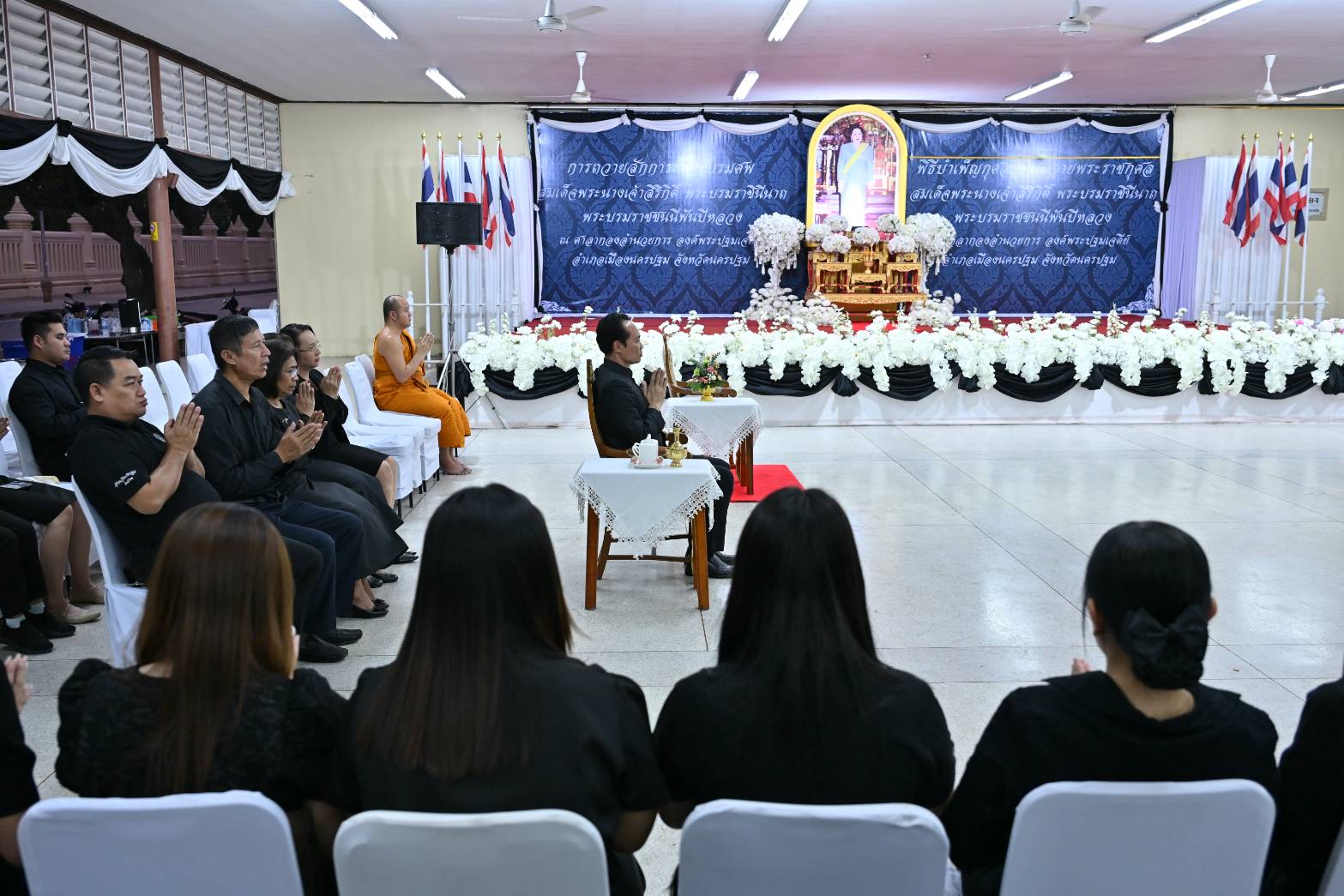 รองผู้ว่าราชการจังหวัดนครปฐม นำข้าราชการและประชาชน ร่วมพิธีบำเพ็ญกุศลสวดพระอภิธรรม อุทิศถวายพระราชกุศลแด่ สมเด็จพระนางเจ้าสิริกิติ์ พระบรมราชินีนาถ พระบรมราชชนนีพันปีหลวง