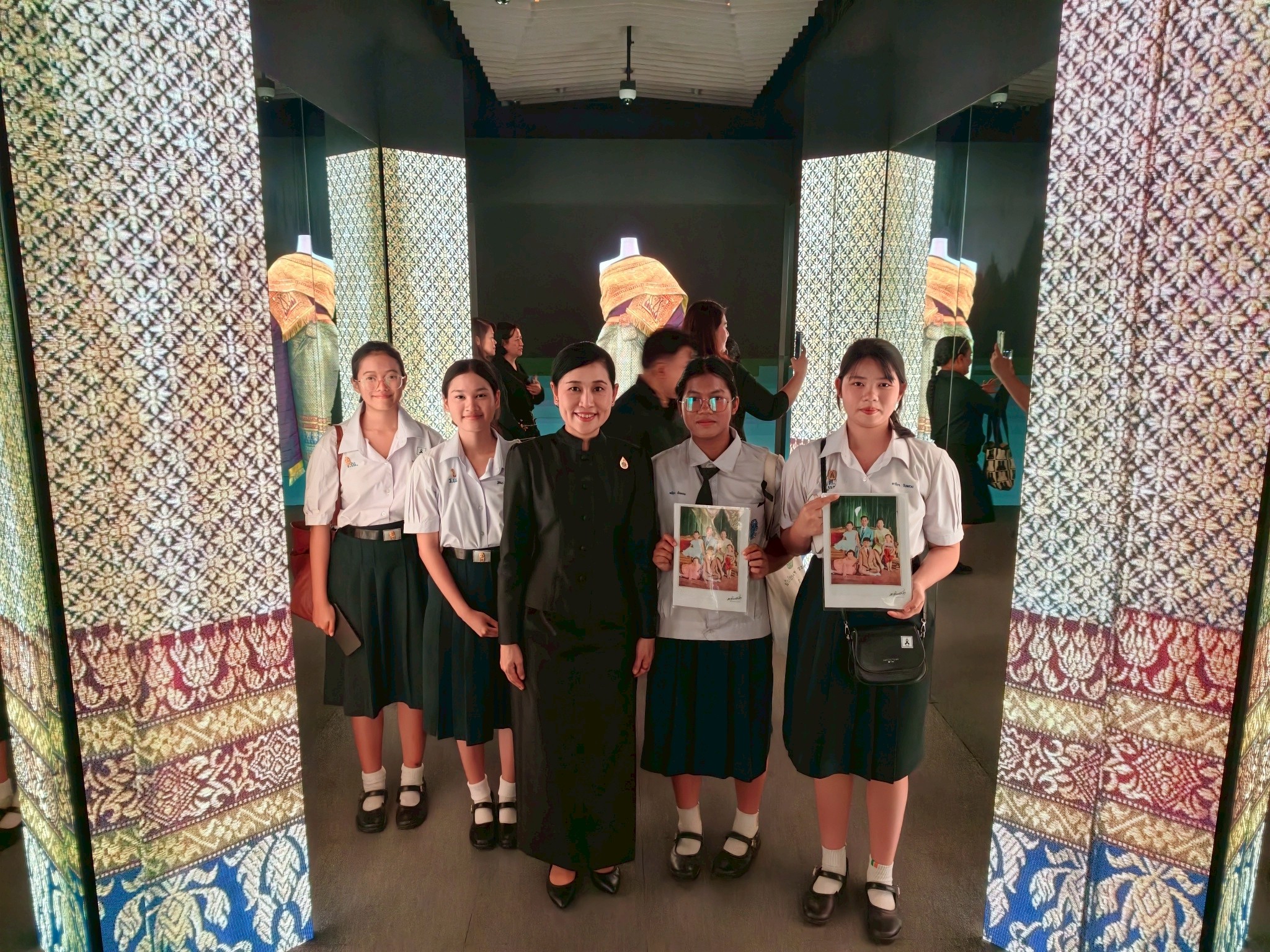 ผู้ว่าราชการจังหวัดนครปฐม นำคณะผู้บริหาร สมาชิกเหล่ากาชาดจังหวัด นักเรียนทุนพระราชทาน นักเรียน นักศึกษา และประชาชน ทั้ง 7 อำเภอ ร่วมชมพิพิธภัณฑ์ผ้าในสมเด็จพระนางเจ้าสิริกิติ์ พระบรมราชินีนาถ ณ หอรัษฎากรพิพัฒน์ ภายในบริเวณพระบรมมหาราชวัง